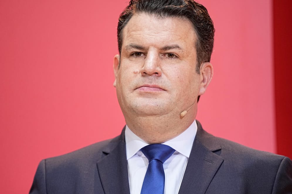 Hubertus Heil: Der SPD-Politiker soll seinen Posten als Arbeitsminister behalten – und will bald einen Gesetzentwurf zur Erhöhung des Mindestlohns vorlegen.