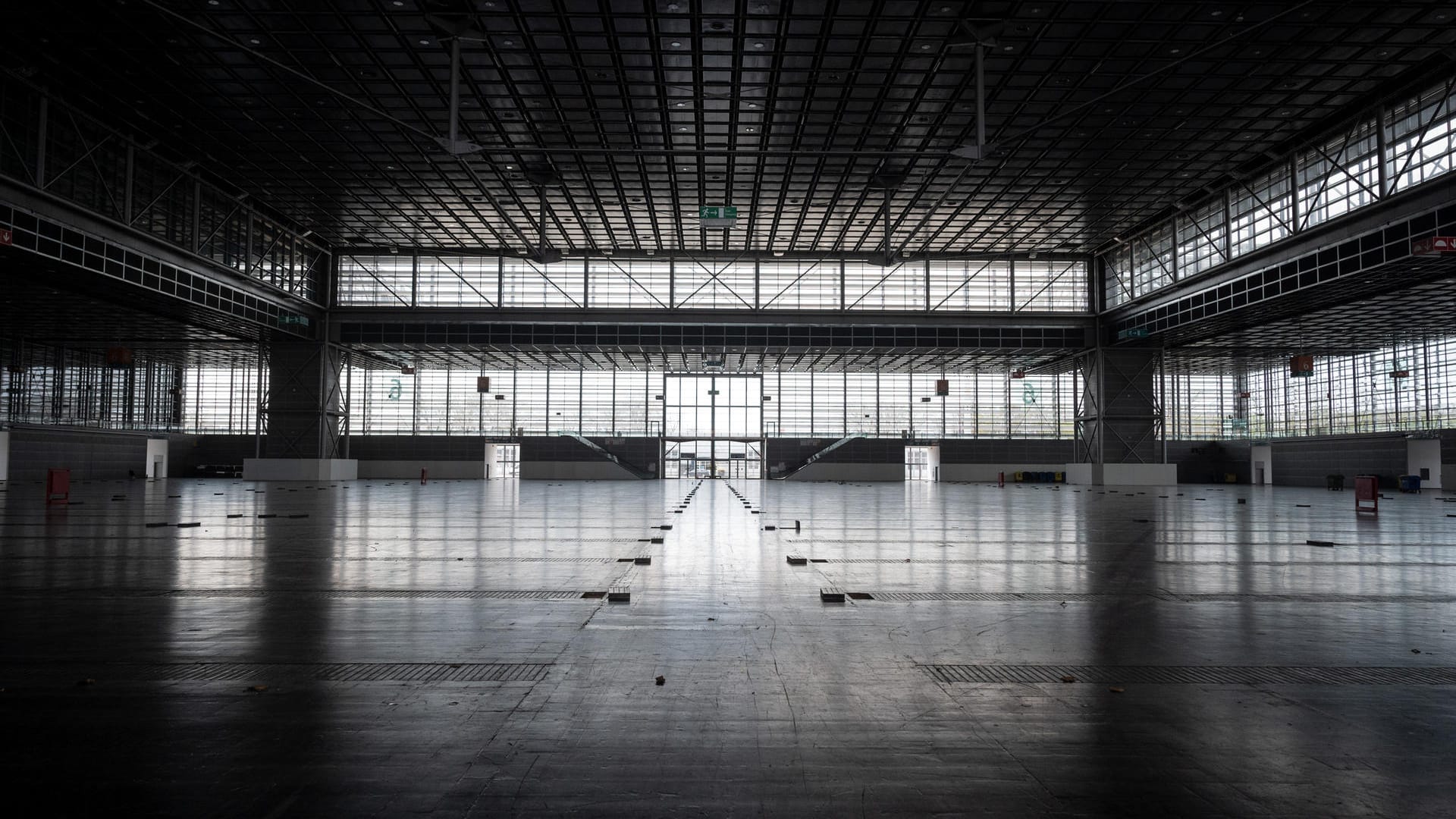 Eine leere Halle in der Messe Düsseldorf (Archivbild): Dem Messegeschäft geht es noch schlechter als im ersten Corona-Jahr. Eine leere Halle in der Messe Düsseldorf (Archivbild): Dem Messegeschäft geht es noch schlechter als im ersten Corona-Jahr.