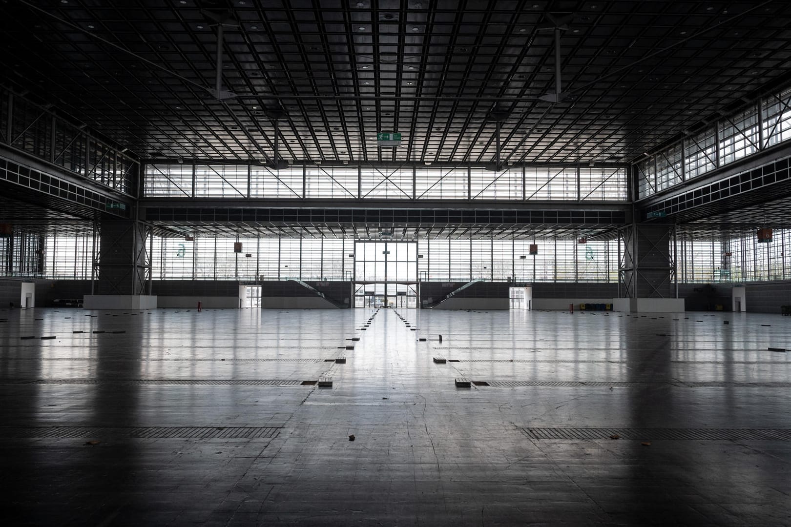 Eine leere Halle in der Messe Düsseldorf (Archivbild): Dem Messegeschäft geht es noch schlechter als im ersten Corona-Jahr. Eine leere Halle in der Messe Düsseldorf (Archivbild): Dem Messegeschäft geht es noch schlechter als im ersten Corona-Jahr.