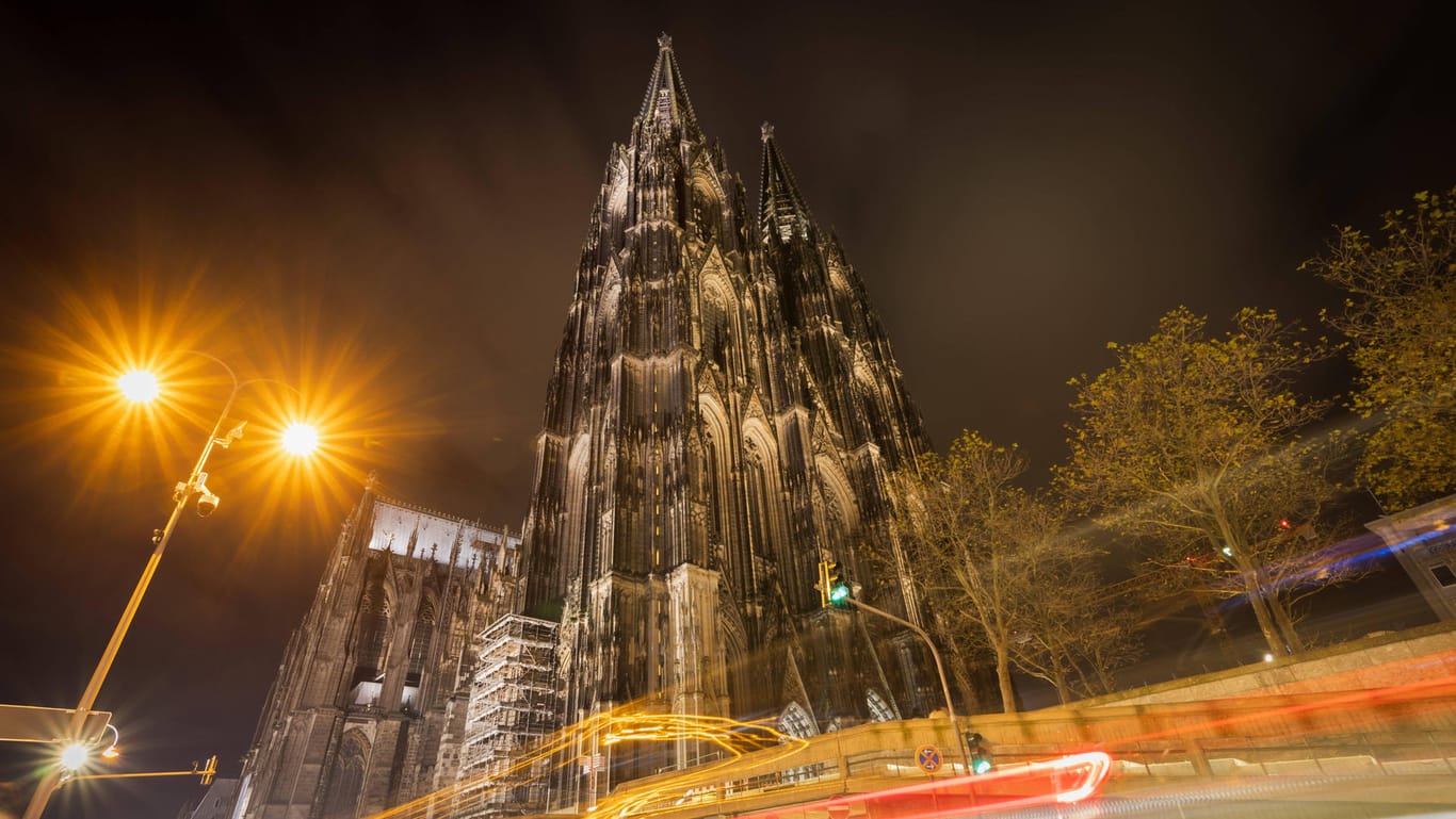 Blick auf den Dom (Symbolbild): Die Vergabe von Gutachten im Zuge der Aufarbeitung von Missbrauchsfällen im Kölner Erzbistum soll nun kirchenrechtlich geprüft werden.