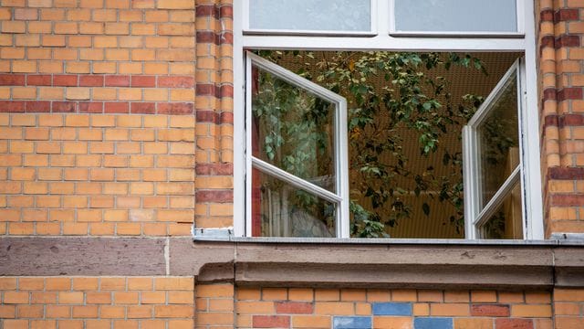 Ein Fenster an einer Schule ist zum Lüften geöffnet (Symbolbild): Auch Schüler sollen ihre Kontakte reduzieren dürfen, um unbeschwerter Weihnachten feiern zu können.