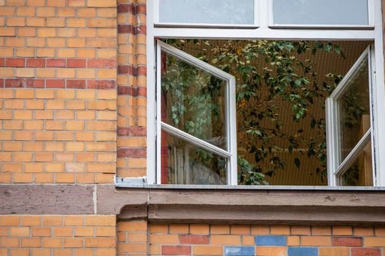 Ein Fenster an einer Schule ist zum Lüften geöffnet (Symbolbild): Auch Schüler sollen ihre Kontakte reduzieren dürfen, um unbeschwerter Weihnachten feiern zu können.