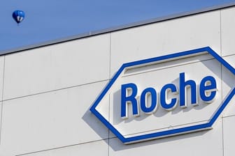 Das Pharmaunternehmen Roche hat für sein Covid-19-Medikament Roactemra die EU-Zulassung erhalten.