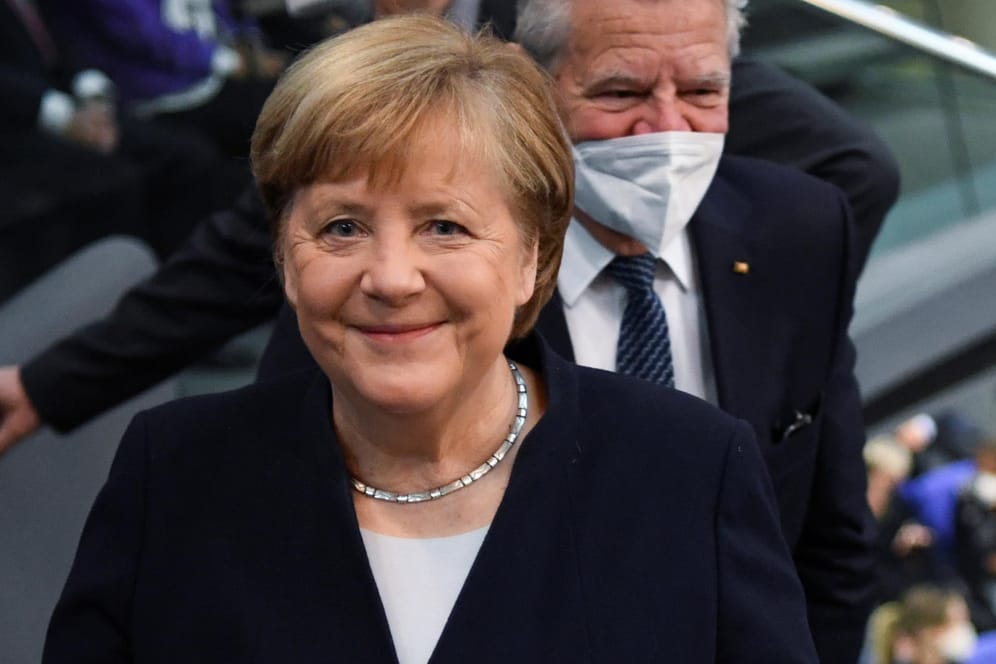 Ruhestand voraus: Angela Merkel am Mittwoch im Bundestag bei der Wahl ihres Nachfolgers Olaf Scholz.