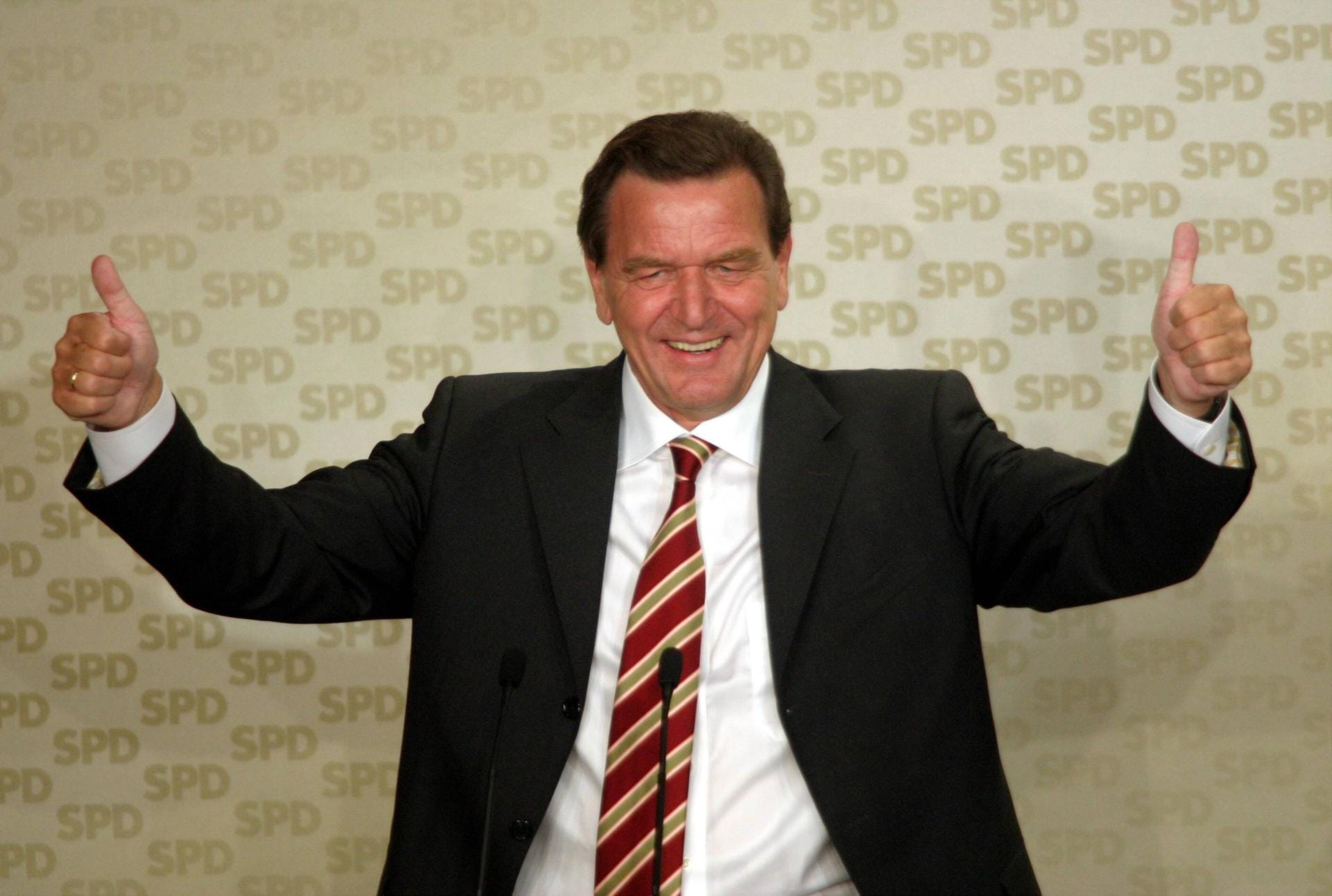 1998 bis 2005: Gerhard Schröder wird in einer Koalition mit den Grünen zum dritten SPD-Kanzler gewählt. Die Einführung von Hartz IV und die erstmalige Beteiligung der Bundeswehr an Kampfeinsätzen im Ausland bestimmen seine Amtszeit.