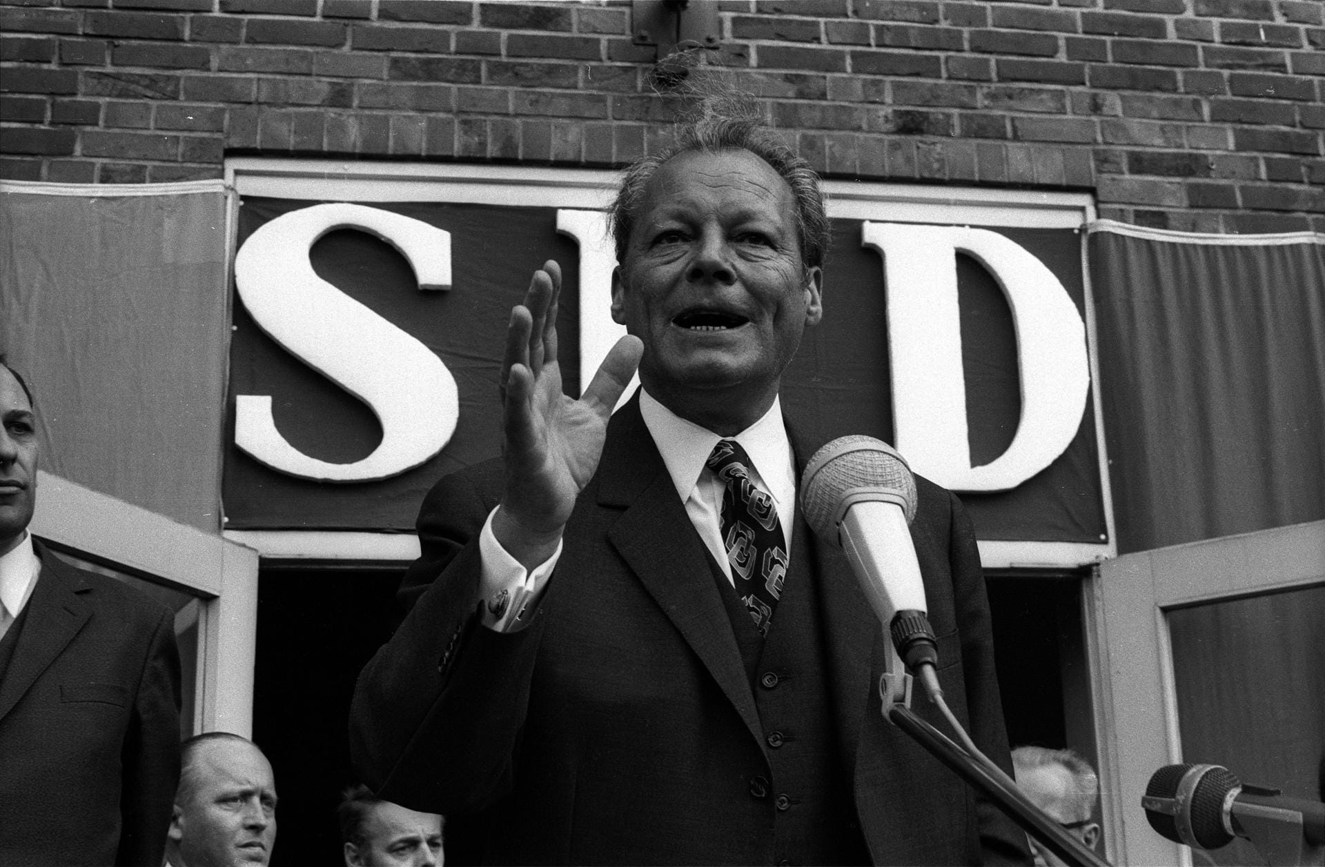 1969 - 1974: Nach drei CDU-Kanzlern wird Willy Brandt der erste Bundeskanzler der SPD. Bis zu seinem Rücktritt im Jahre 1974 ist er fünf Jahre lang im Amt. In Erinnerung bleibt er besonders für die Versöhnung mit Polen und den Kniefall von Warschau.