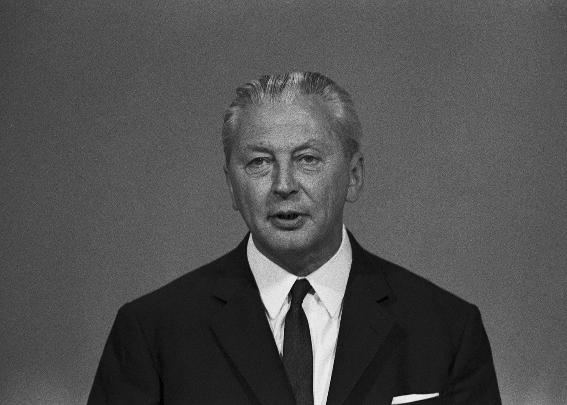 1966 - 1969: Die erste Große Koalition in der Geschichte der BRD wird von Kurt Georg Kiesinger geführt. Die Überwindung einer Wirtschaftskrise steht im Zentrum seiner Amtszeit. Öffentliche Kritik erfährt er für seine aktive Mitgliedschaft in der NSDAP zur Zeit des Nationalsozialismus.