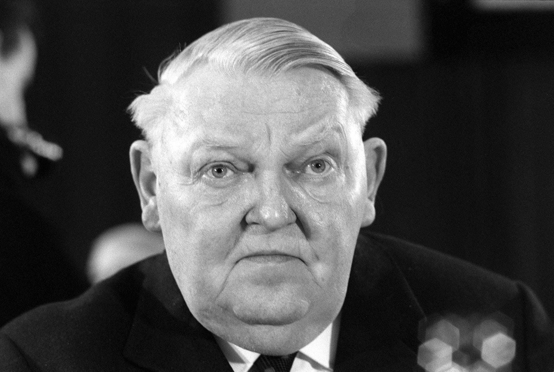 1963 - 1966: Nach seiner Zeit als Wirtschaftsminister wird Ludwig Erhard 1963 Bundeskanzler. Trotz erfolgreicher Wiederwahl 1965 endet seine Amtszeit 1966 nach dem Rücktritt der Minister des Koalitionspartners FDP. Der Grund: ein Konflikt um Steuererhöhungen.
