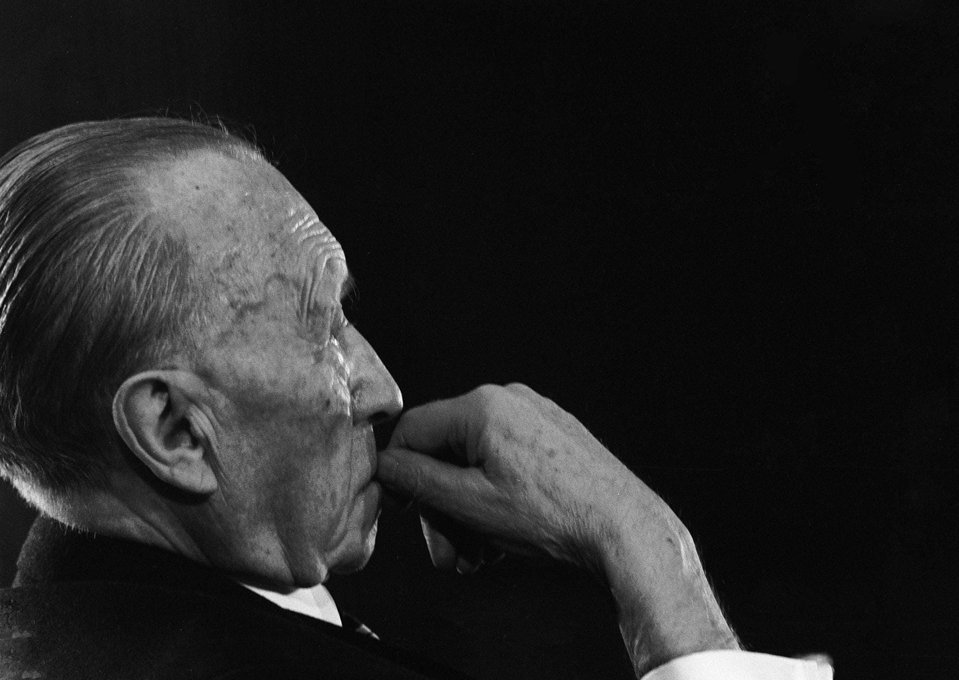1949 - 1963: Konrad Adenauer wird im September 1949 mit knapper Mehrheit zum ersten Bundeskanzler der Bundesrepublik Deutschland gewählt. Der CDU-Politiker ist 14 Jahre im Amt und maßgeblich für den Zutritt zur Nato und zur Europäischen Wirtschaftsgemeinschaft (EWG) verantwortlich.