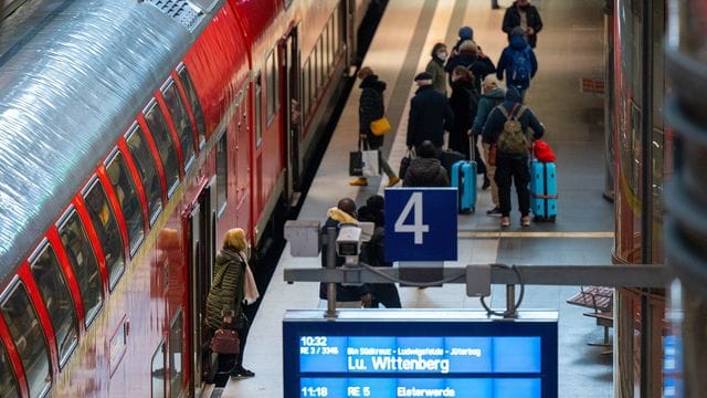 Ab sofort: Die Deutsche Bahn lässt ihre Schaffnerinnen und Schaffner nun auch die 3G-Nachweise kontrollieren. (Symbolbild)