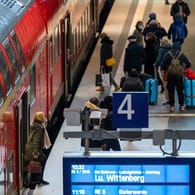 Ab sofort: Die Deutsche Bahn lässt ihre Schaffnerinnen und Schaffner nun auch die 3G-Nachweise kontrollieren. (Symbolbild)