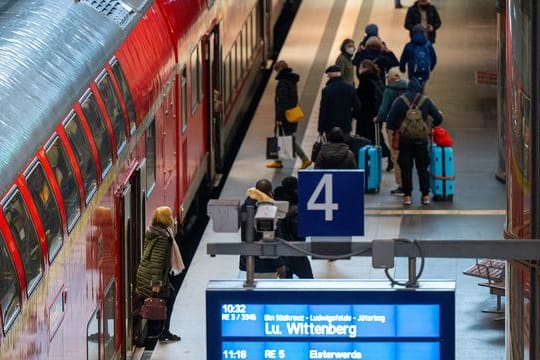 Ab sofort: Die Deutsche Bahn lässt ihre Schaffnerinnen und Schaffner nun auch die 3G-Nachweise kontrollieren. (Symbolbild)