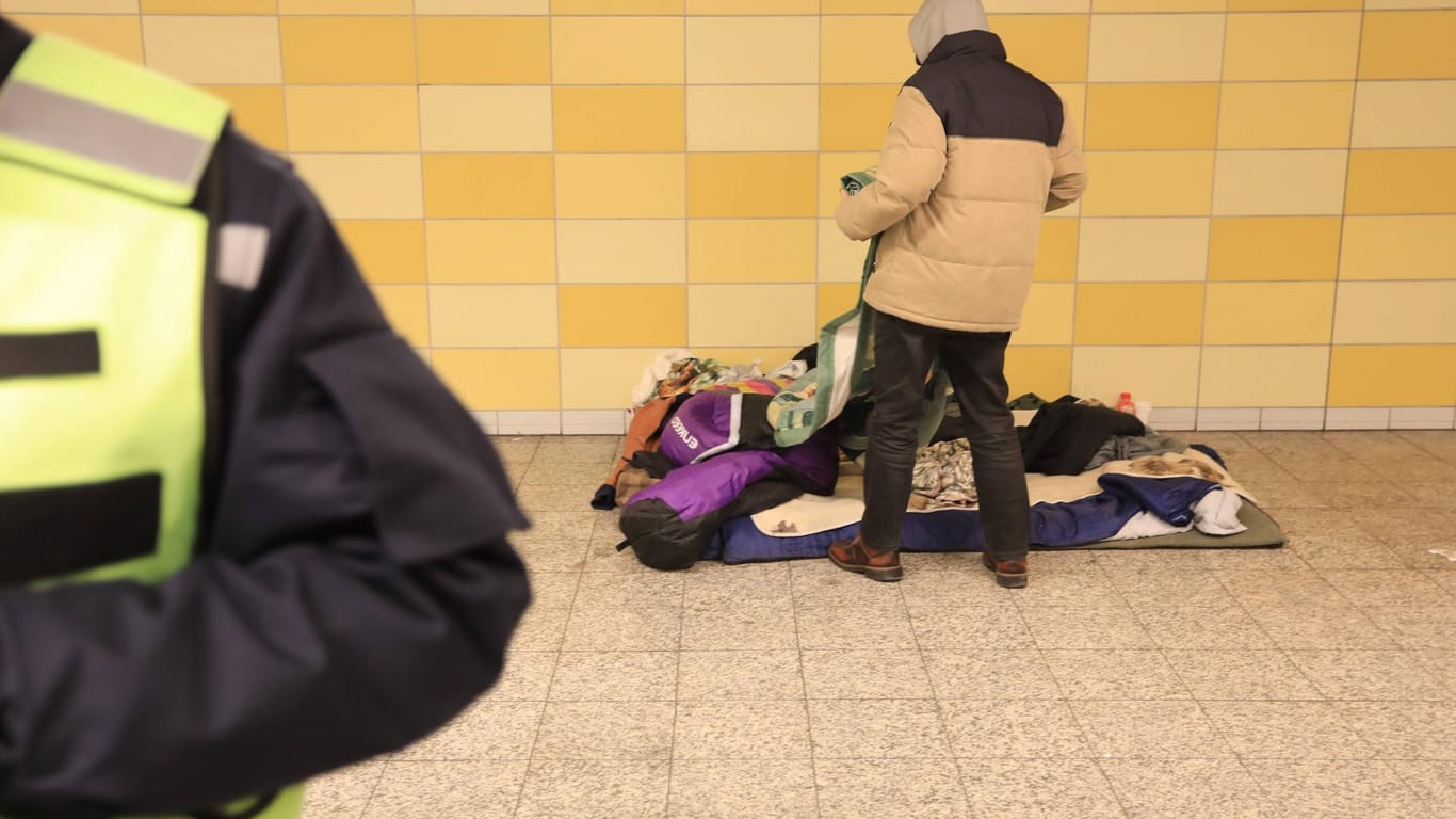 Ein Obdachloser räumt sein Hab und Gut zusammen (Symbolbild): Die auf Bahnsteige ausgeweitete 3G-Regel trifft in Berlin auch Wohnungslose.