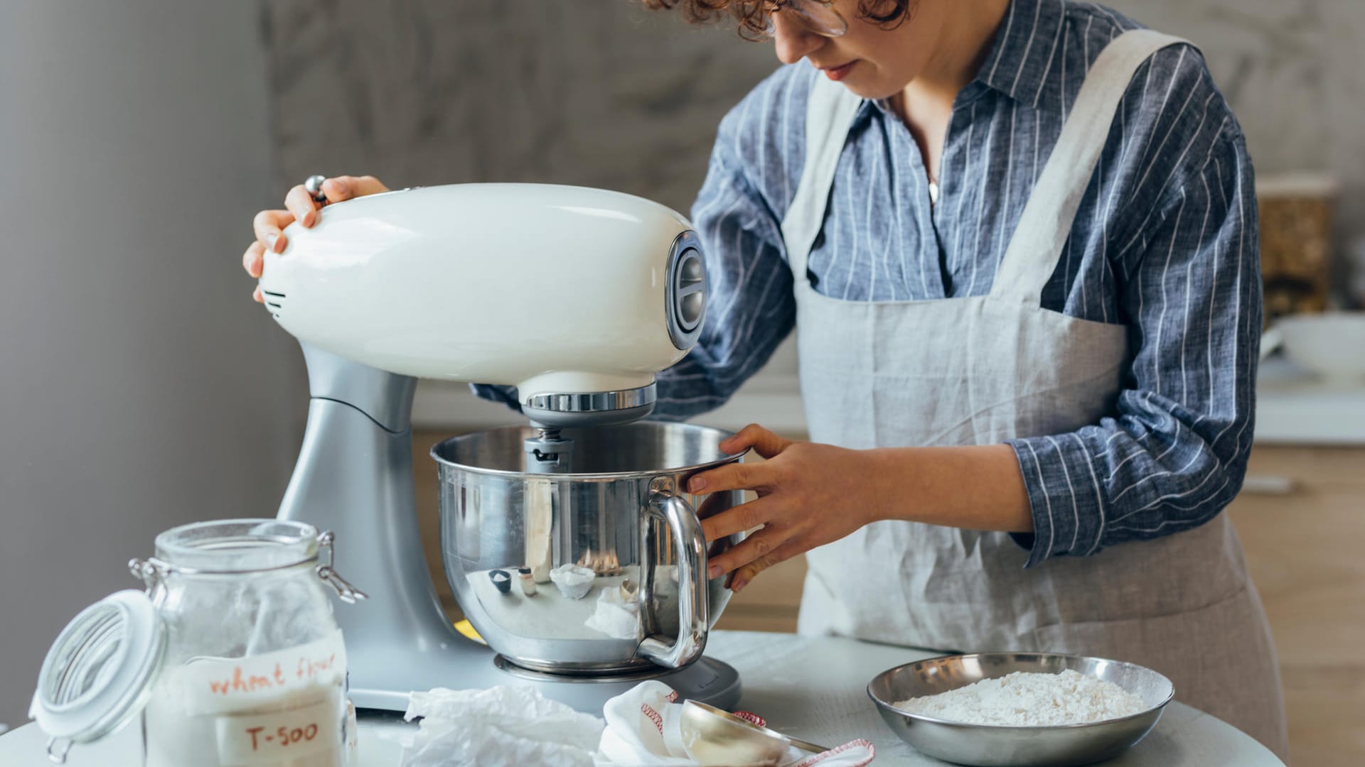 Eine gute Küchenmaschine ersetzt gleich mehrere Küchengeräte und ist deshalb besonders praktisch.