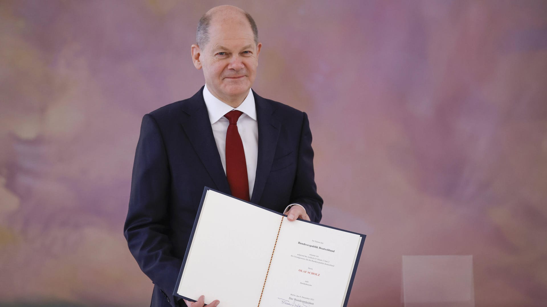 Mit 395 Ja-Stimmen wird Olaf Scholz am 8. Dezember 2021 vom Parlament zum neunten Bundeskanzler gewählt. Scholz führt die erste Ampelkoalition aus SPD, Grünen und FDP auf Bundesebene an.