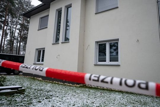 Tatort in Königs Wusterhausen (Archivfoto): Nach den tödlichen Schüssen brachten viele Anwohner Blumen hierhin.