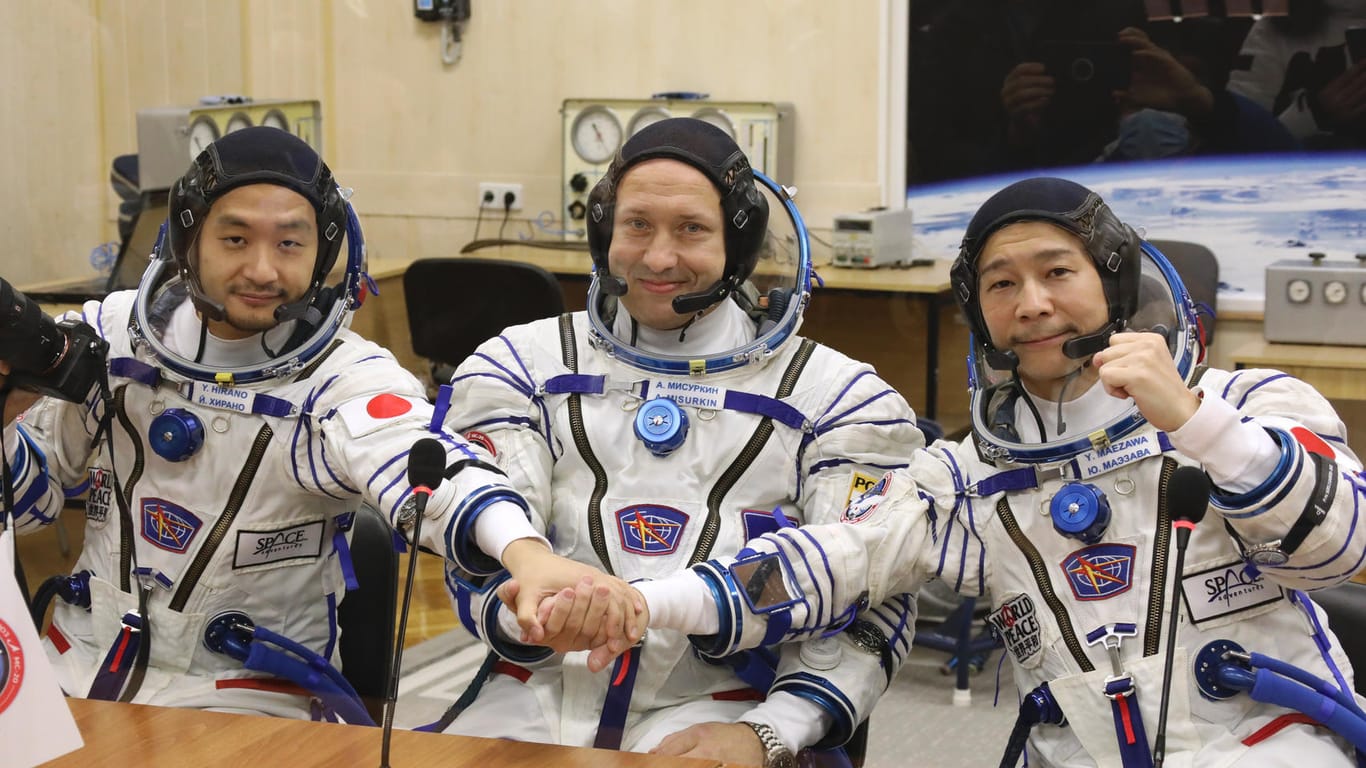Der Kosmonaut Alexander Missurkin (Mitte) und die japanischen Weltraum-Touristen Yusaku Maezawa (rechts) und Yozo Hirano: Am Mittwoche sollen sie sich auf den Weg zur Internationalen Raumstation ISS machen.