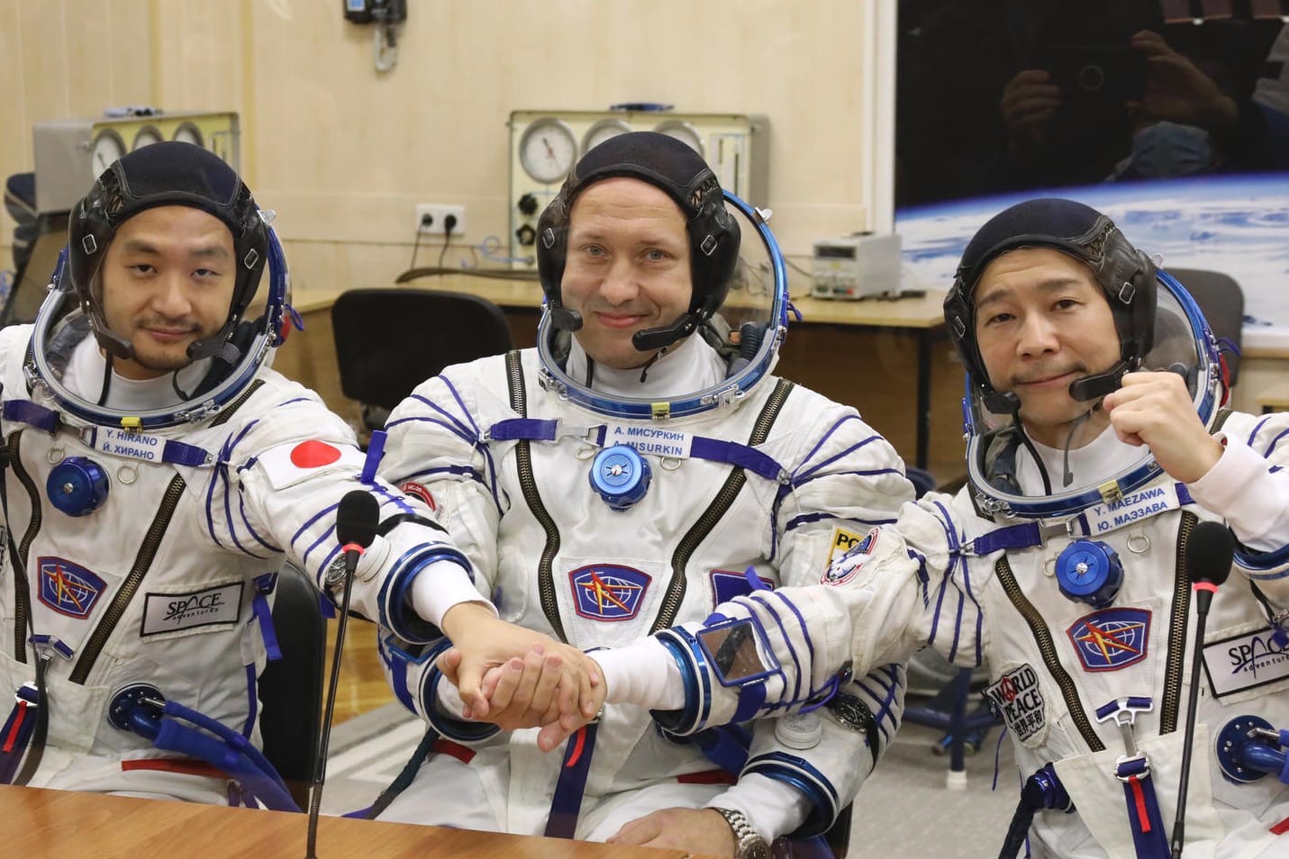 Der Kosmonaut Alexander Missurkin (Mitte) und die japanischen Weltraum-Touristen Yusaku Maezawa (rechts) und Yozo Hirano: Am Mittwoche sollen sie sich auf den Weg zur Internationalen Raumstation ISS machen.