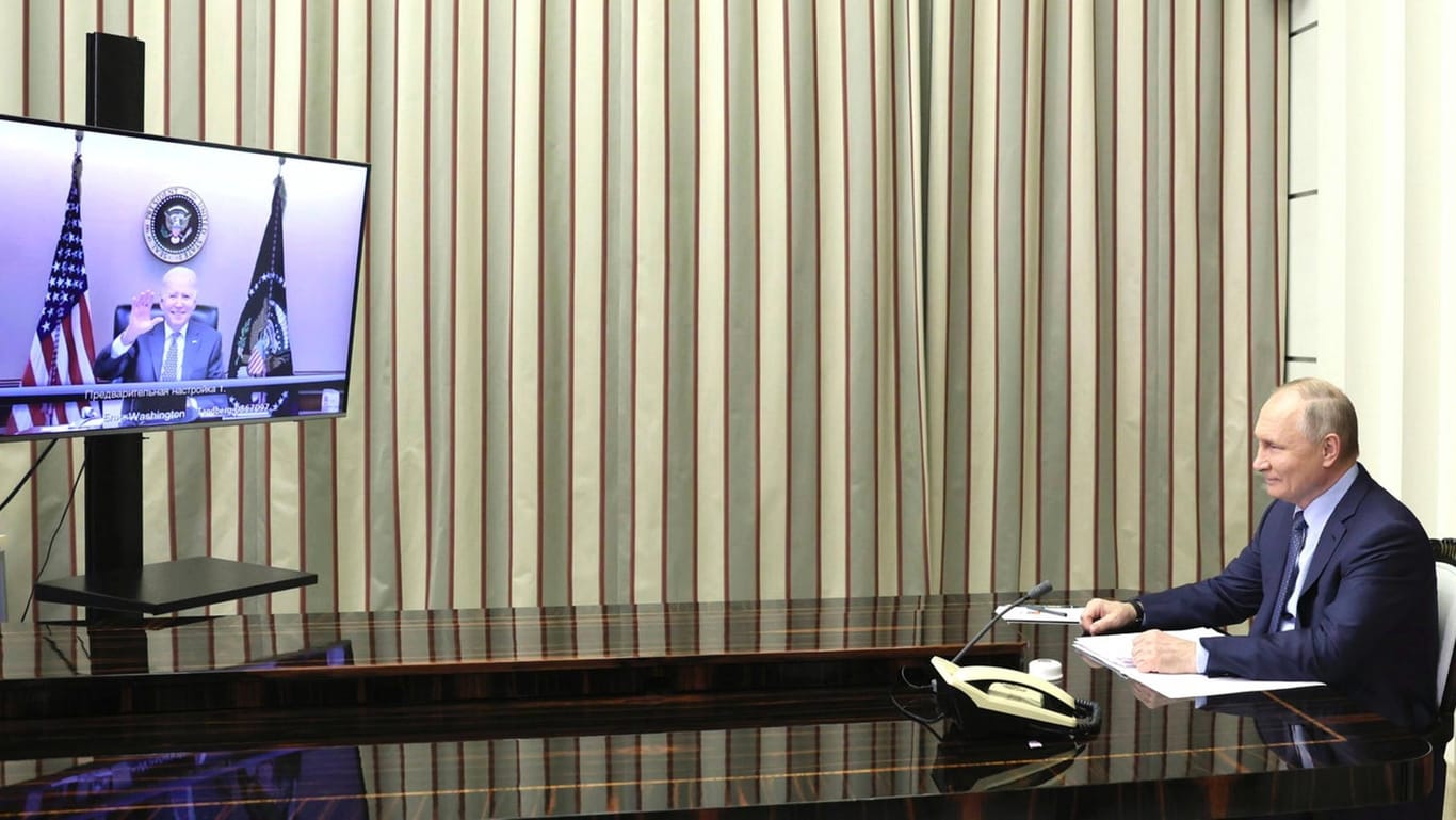 Wladimir Putin beim Videogipfel mit US-Präsident Joe Biden: Die versöhnlichen Worte dürften nur von kurzer Dauer sein.