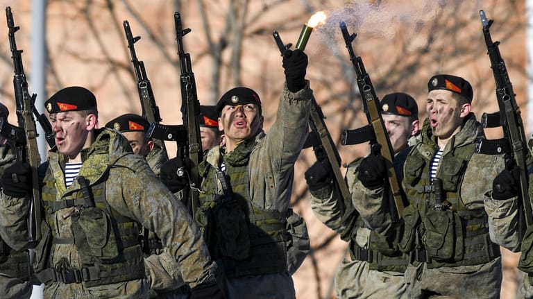 Russische Soldaten bei einer Militärzeremonie in Wladiwostok: Die bisherige Strategie für die Ukraine geht nicht auf.