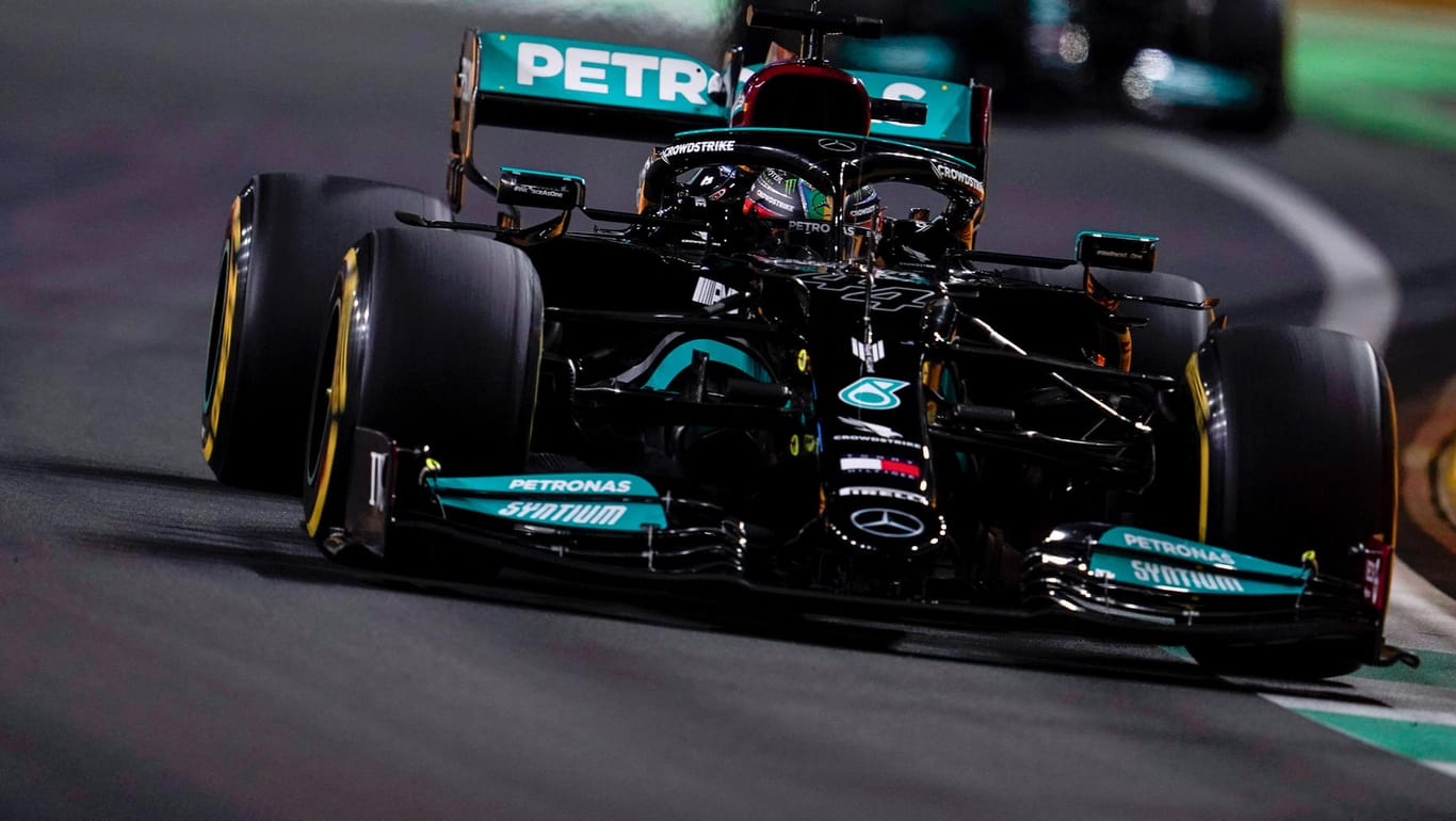 Lewis Hamilton auf der Strecke in Dschiddah: Beim Rennen prangte auf dem Mercedes ein neuer Sponsor (hier nicht zu sehen).
