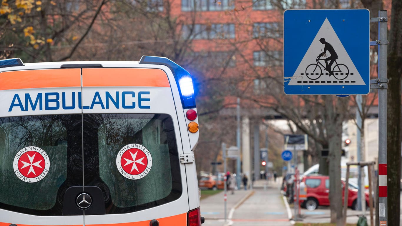 Rettungswagen im Einsatz (Symbolbild): Allein am Dienstag und in der Nacht auf Mittwoch kam es in Köln zu vier schweren Unfällen mit Fahrradfahrenden.