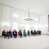 Bundespräsident Frank-Walter Steinmeier bei der Ernennung des neuen Kabinetts: Die Arbeit der Ampelregierung kann nun beginnen.