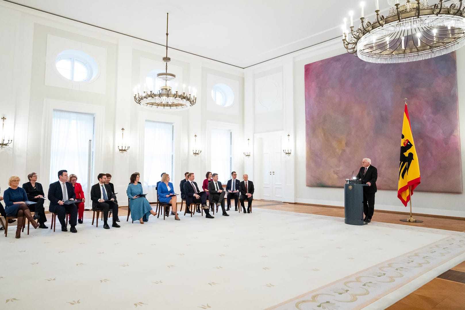 Bundespräsident Frank-Walter Steinmeier bei der Ernennung des neuen Kabinetts: Die Arbeit der Ampelregierung kann nun beginnen.