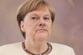 Schmerkel? Künstler Guillaume Titus-Carmel hat Olaf Scholz und Angela Merkel zum Wechsel im Bundeskanzleramt vereint.