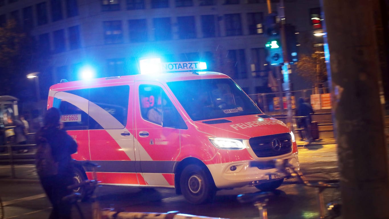 Ein Rettungswagen im Einsatz (Archivbild): In Berlin ist ein 18-Jähriger mit Messerstichen verletzt worden.