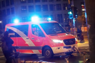 Ein Rettungswagen im Einsatz (Archivbild): In Berlin ist ein 18-Jähriger mit Messerstichen verletzt worden.