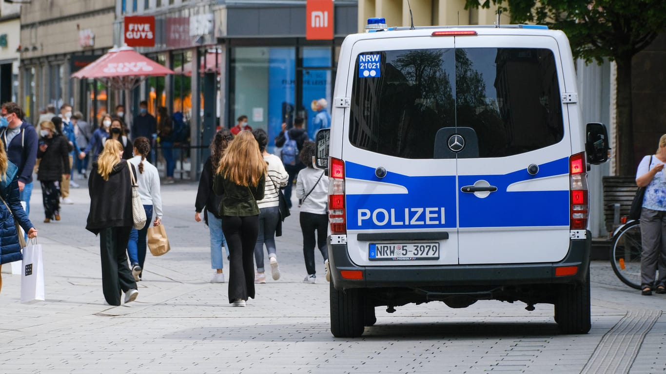 Ein Mannschaftswagen der Polizei steht in der Düsseldorfer Altstadt (Symbolbild): Ende Oktober kam hier ein junger Mann nach einem Messerangriff ums Leben.