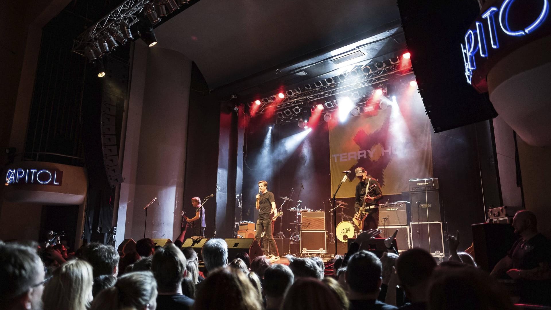 Eine Band spielt auf der Bühne im Capitol (Archivbild): Wo sonst Konzerte stattfinden, können sich Impfwillige ihren Piks gegen das Coronavirus abholen.