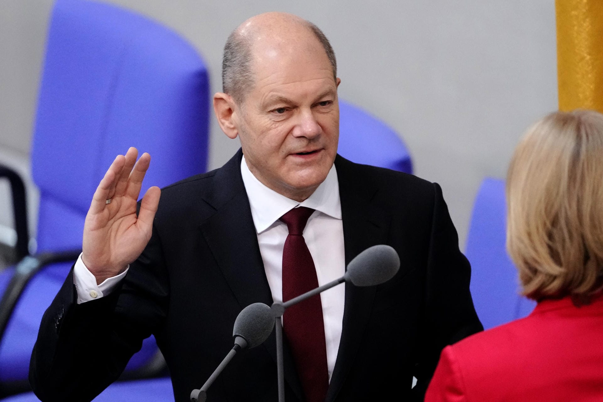 Olaf Scholz wurde zum Kanzler der Ampelregierung gewählt und führt das neue Bundeskabinett damit an. Vor Bärbel Bas (SPD), Bundestagspräsidentin, legte der 63-Jährige den Amtseid für seine erste Amtszeit ab.