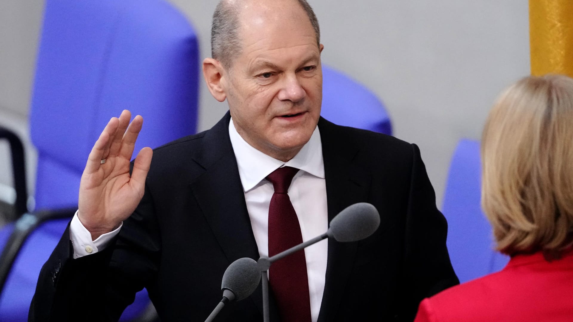 Olaf Scholz wurde zum Kanzler der Ampelregierung gewählt und führt das neue Bundeskabinett damit an. Vor Bärbel Bas (SPD), Bundestagspräsidentin, legte der 63-Jährige den Amtseid für seine erste Amtszeit ab.