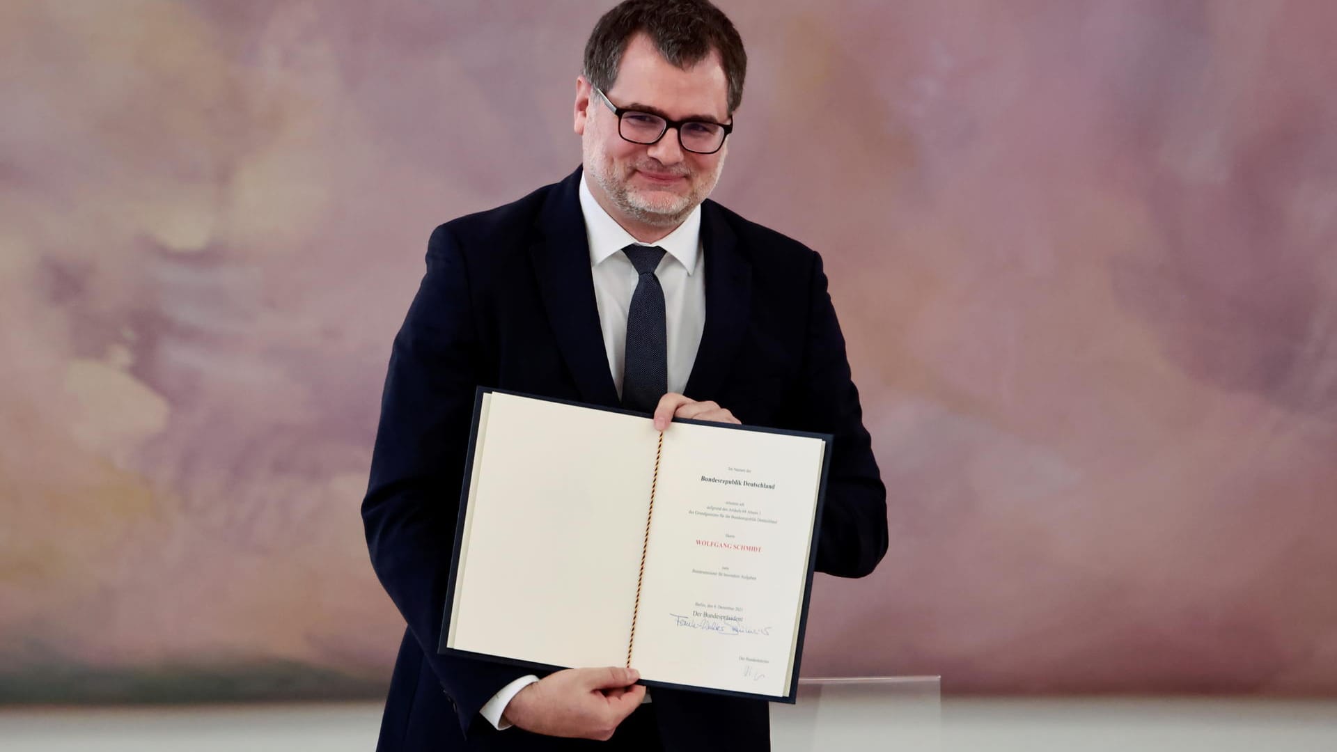 Wolfgang Schmidt, 51 Jahre, wird Kanzleramtsminister. Er galt schon vorher als aussichtsreichster Kandidat für das Amt. Er ist Scholz' engster Vertrauter.