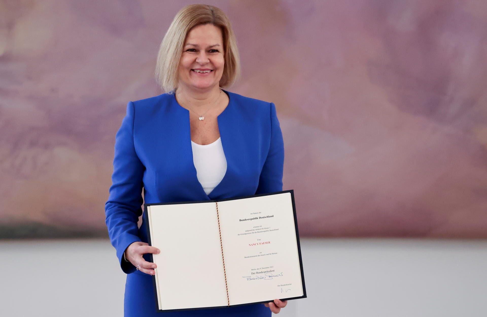 Die hessische SPD-Landesvorsitzende Nancy Faeser wird Innenministerin der neuen Regierung. Ein besonderes Anliegen sei ihr die Bekämpfung des Rechtsextremismus, so die 51-Jährige bei Bekanntgabe der Ministerriege.