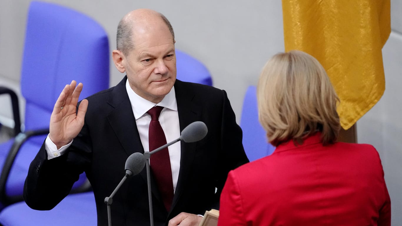Der neu gewählte Bundeskanzler Olaf Scholz (SPD) legt im Bundestag vor Bärbel Bas (SPD), Bundestagspräsidentin, den Amtseid für seine erste Amtszeit ab.