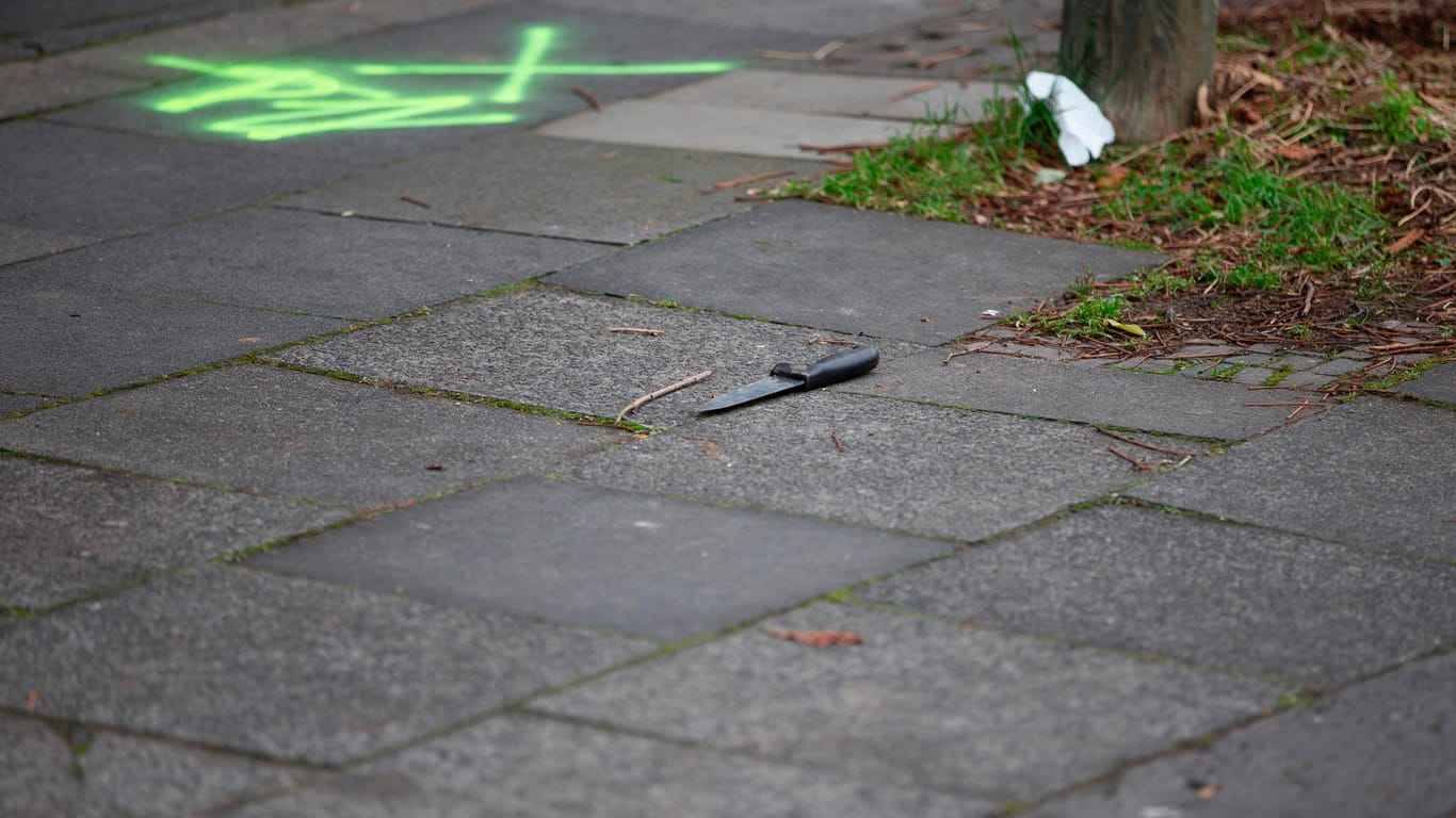 Das Messer auf dem Boden: Laut Polizei ließ der Mann die Waffe auch nach Aufforderung nicht fallen.