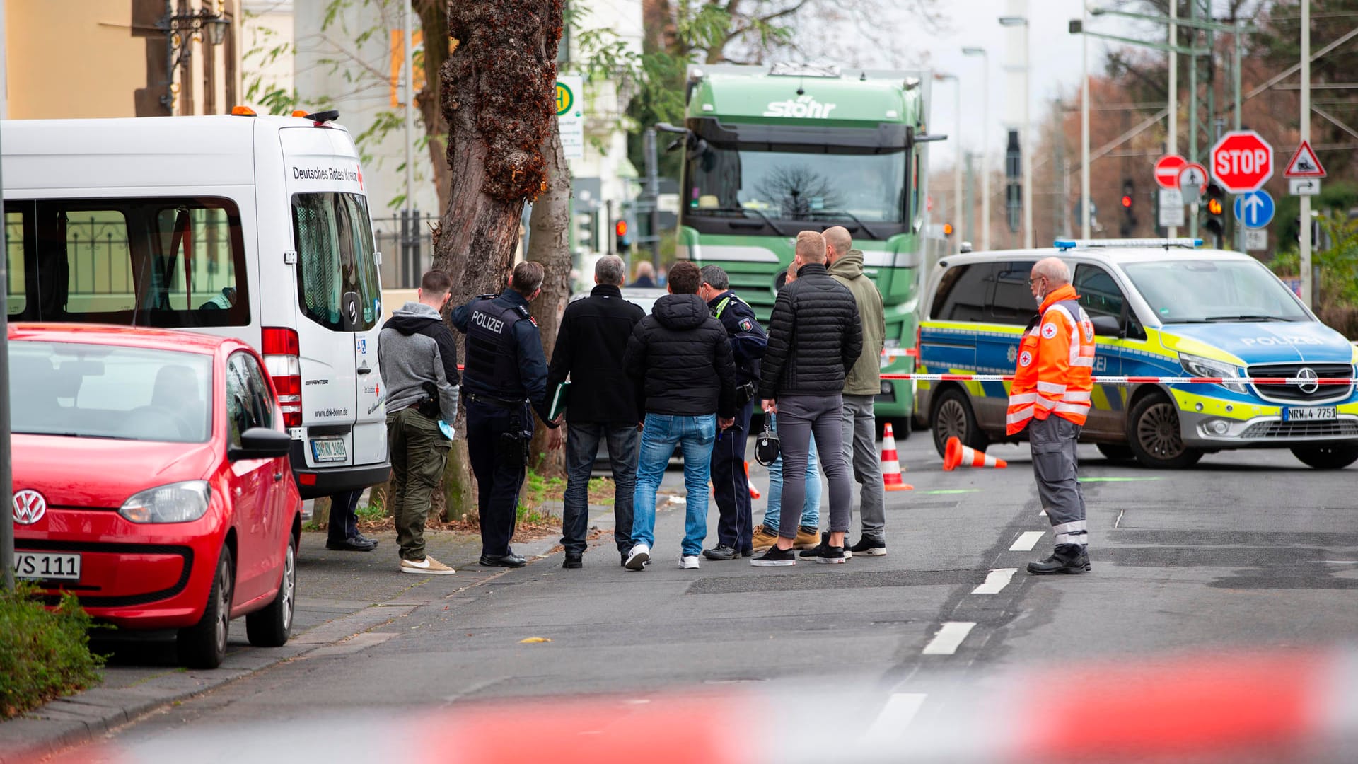 Einsatzkräfte auf der abgesperrten Kaiserstraße: Hier ging der Angreifer mit einem Messer auf Beamte los. Einsatzkräfte auf der abgesperrten Kaiserstraße: Hier ging der Angreifer mit einem Messer auf Beamte los.