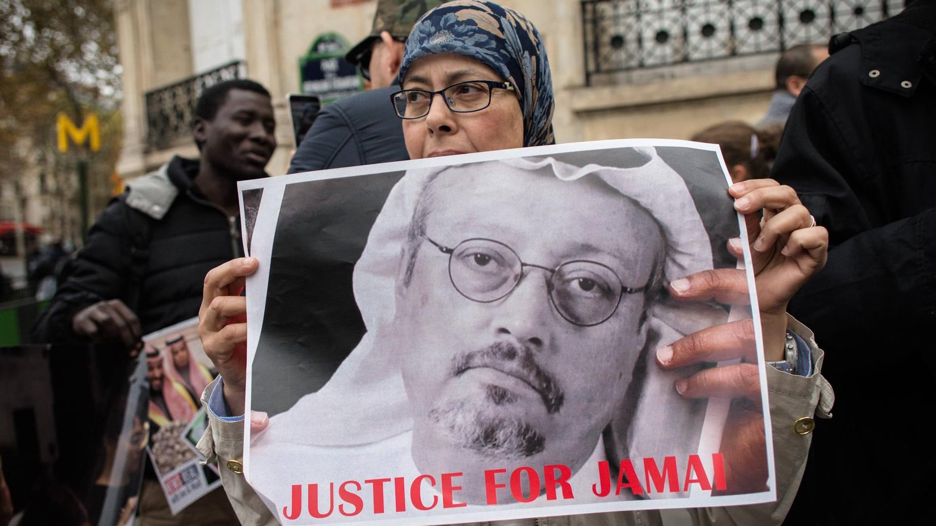 Eine Demonstrantin hält ein Plakat für Jamal Khashoggi bei Protesten vor der saudischen Botschaft in Paris (Archivbild): Im Fall des ermordeten Journalisten ist es zu einer falschen Festnahme gekommen. Eine Demonstrantin hält ein Plakat für Jamal Khashoggi bei Protesten vor der saudischen Botschaft in Paris (Archivbild): Im Fall des ermordeten Journalisten ist es zu einer falschen Festnahme gekommen.