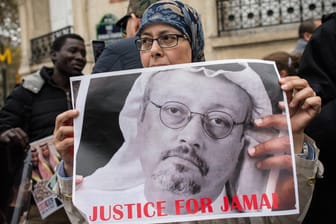 Eine Demonstrantin hält ein Plakat für Jamal Khashoggi bei Protesten vor der saudischen Botschaft in Paris (Archivbild): Im Fall des ermordeten Journalisten ist es zu einer falschen Festnahme gekommen.
