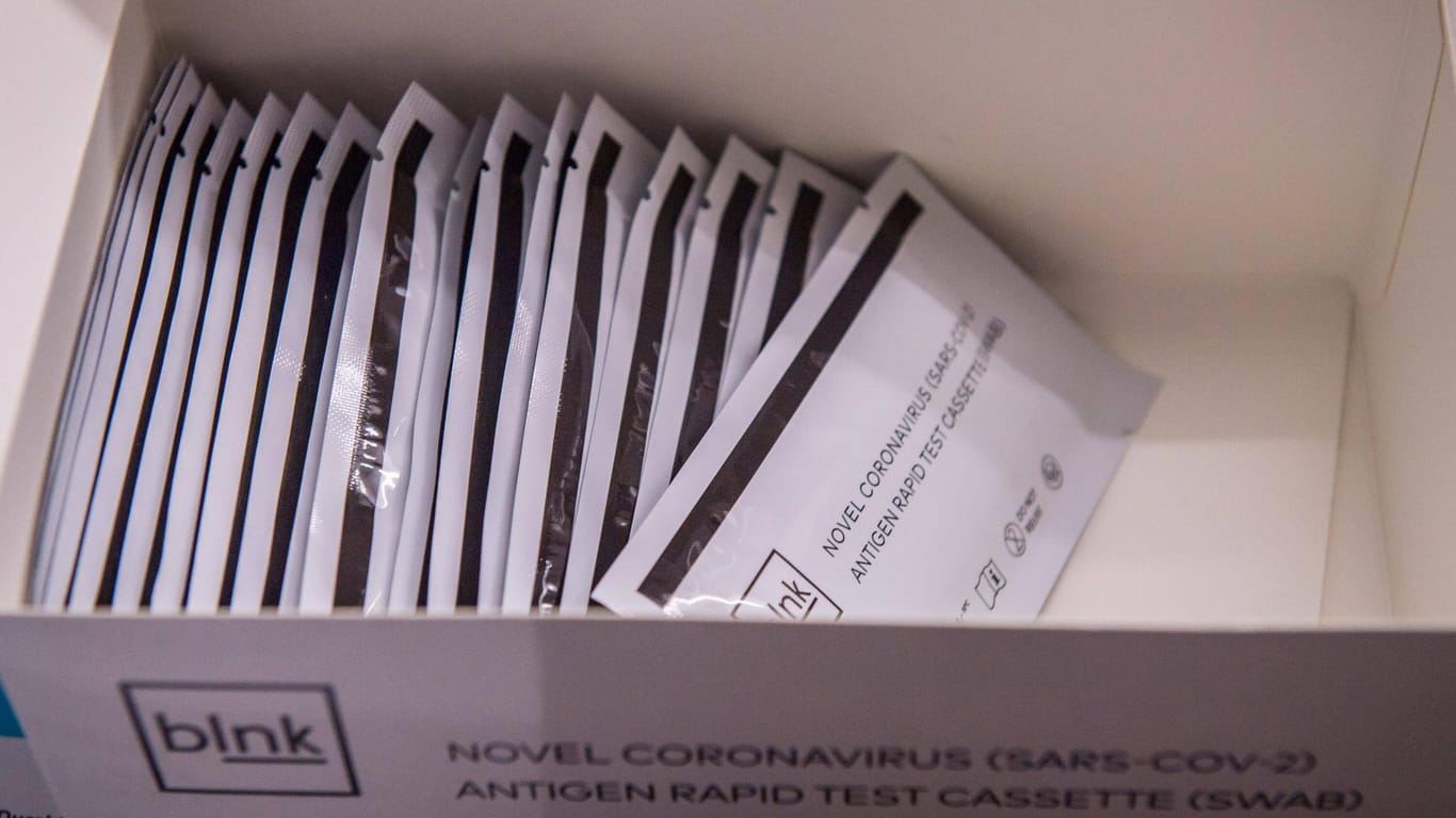 Verpackte Corona-Schnelltests in einer Kiste (Symbolbild): Seit Einführung der 2G-Maßnahmen herrscht in Hamburg eine Test-Knappheit.