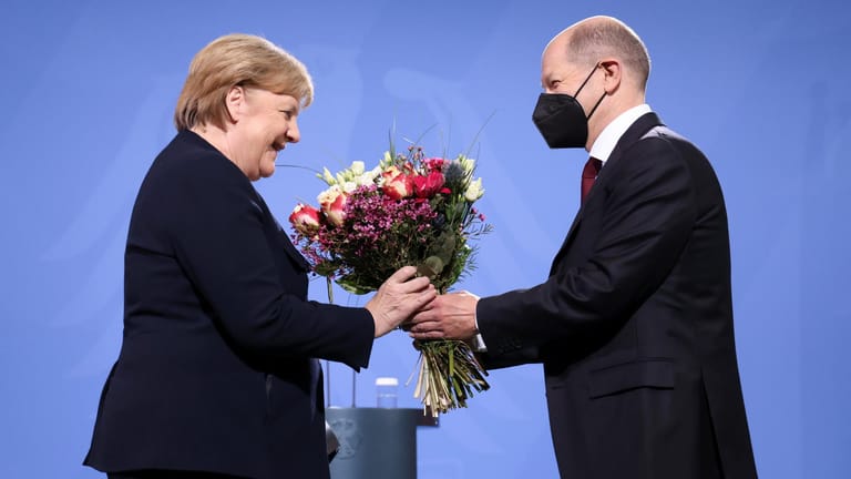 Olaf Scholz und Angela Merkel bei der Amtsübergabe im Bundeskanzleramt.