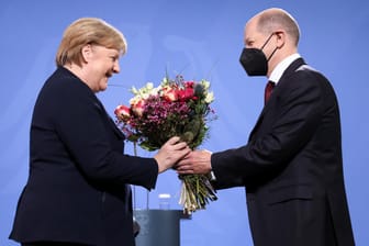 Olaf Scholz und Angela Merkel bei der Amtsübergabe im Bundeskanzleramt.