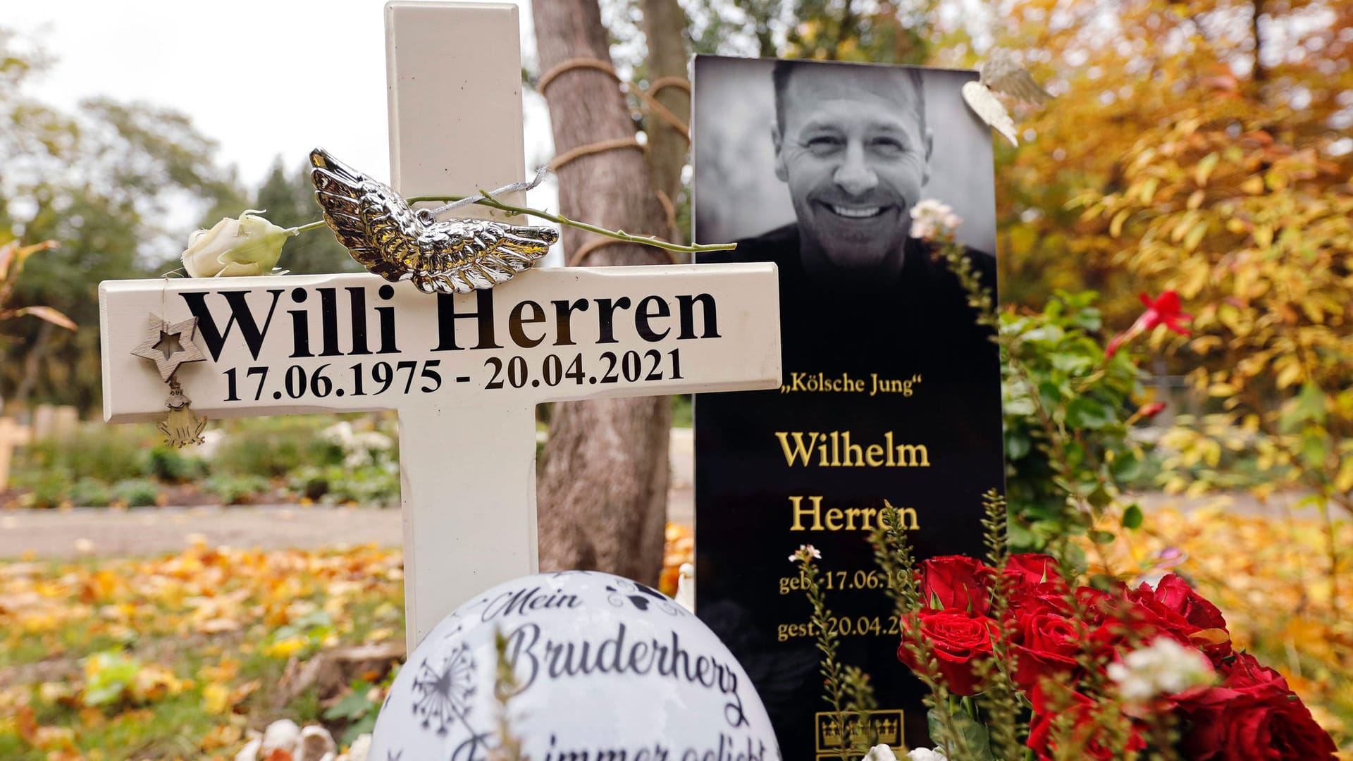 Das Grab von Willi Herren auf dem Melatenfriedhof in Köln: Seit seinem Tod gibt es in der Familie Zank um die Ruhestätte.