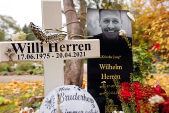 Das Grab von Willi Herren auf dem Melatenfriedhof in Köln: Seit seinem Tod gibt es in der Familie Zank um die Ruhestätte.