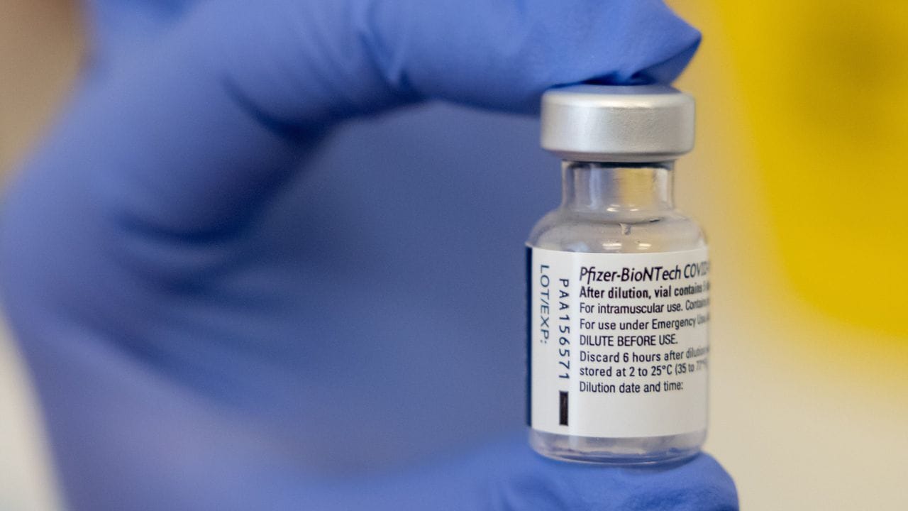 Biontech-Labordaten zufolge sind drei Impfdosen für einen ausreichenden Schutz vor der Omikron-Variante des Coronavirus notwendig.
