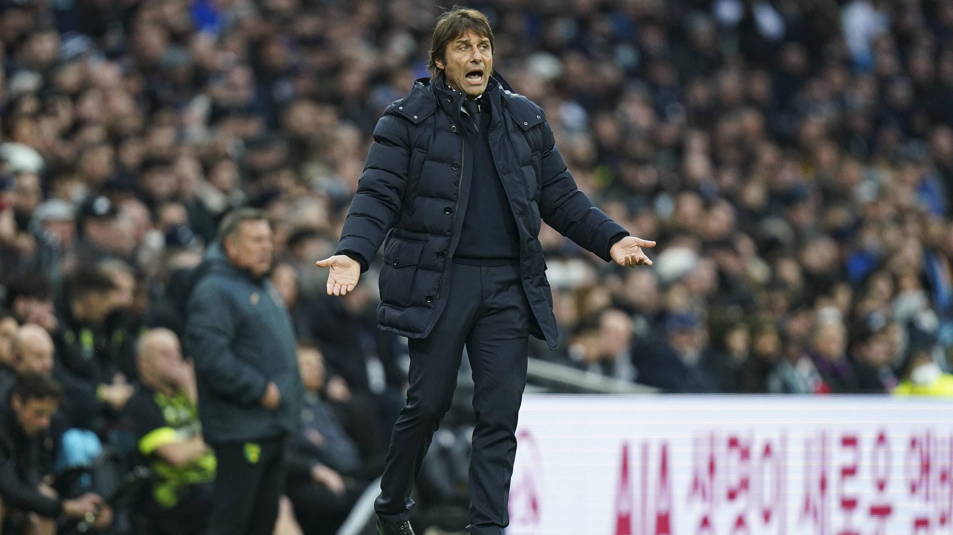 Antonio Conte: Der Trainer der Tottenham Hotspur zeigt sich besorgt nach den zahlreichen Corona-Fällen bei den Londonern. Antonio Conte: Der Trainer der Tottenham Hotspur zeigt sich besorgt nach den zahlreichen Corona-Fällen bei den Londonern.
