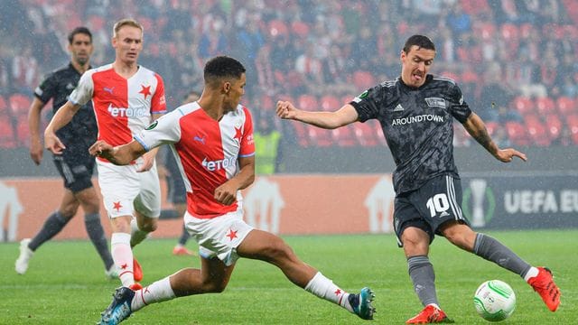 Max Kruse im Zweikampf